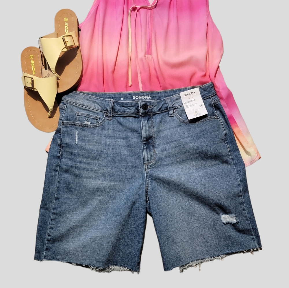 SONOMA BERMUDA DISTRESSED SHORTS SIZE 16